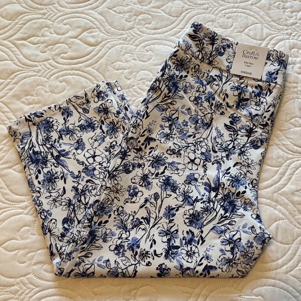 Croft & Barrow Pull-on Blue Floral Mid-Rise Capri